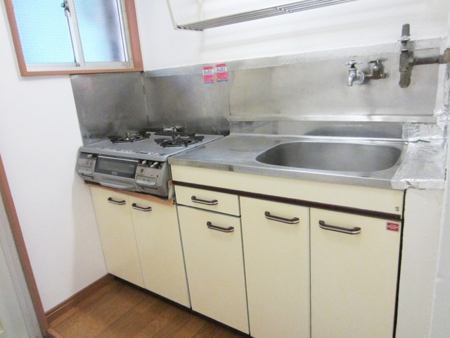 村上マンションのキッチン|窓付きのキッチンで2口コンロ設置可です。