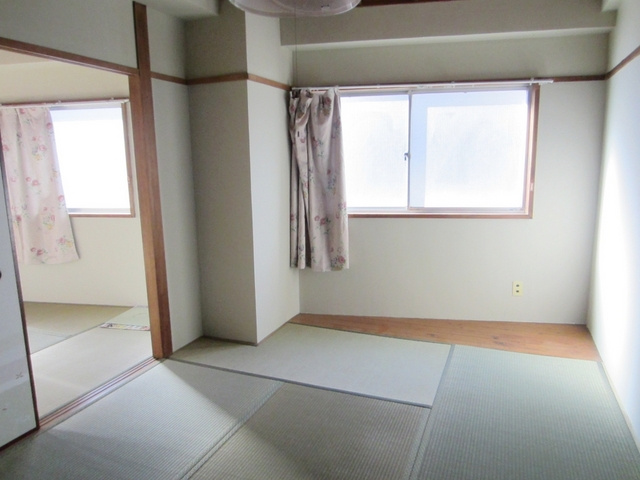 村上マンションの和室|窓付きの和室で清潔感ありますよ。