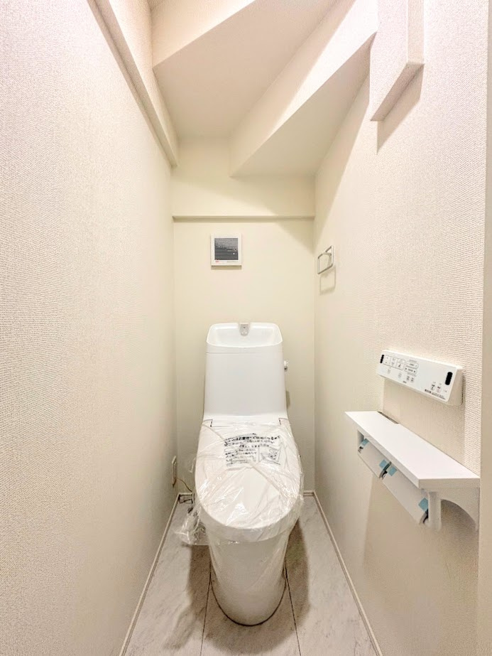 泉区下和泉3丁目　新築戸建てのその他|［モデルハウス］◆清潔感のある白を基調とした落ち着ける空間。小窓をもうけていますので、こもりやすい空気の入れ替えも簡単に行えますね！
