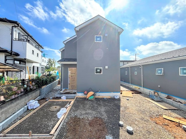 泉区下和泉3丁目　新築戸建ての前面道路含む現地写真|◆一戸建てを中心とした街並みが整然と続き、周辺は高い建物が建っていないので、緑の多い閑静な趣を感じる環境です。街並みや周辺環境も重要なポイントです！！
