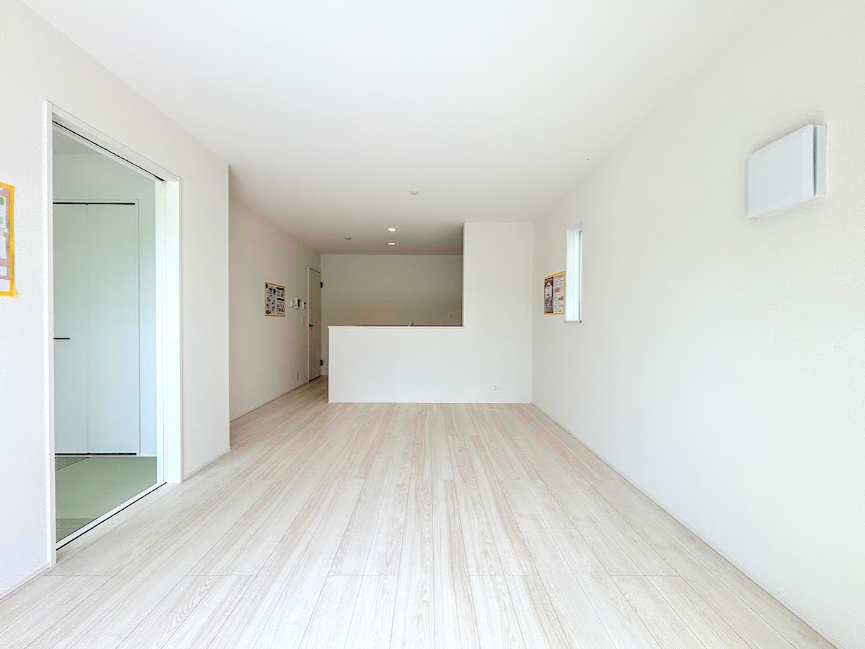 泉区下和泉3丁目　新築戸建てのその他|［モデルハウス］◆家族で食卓を囲むダイニングスペースと、ソファでゆったりくつろぐリビングスペースがしっかり区切られているので家具の配置や用途を使いわけしやすいです。
