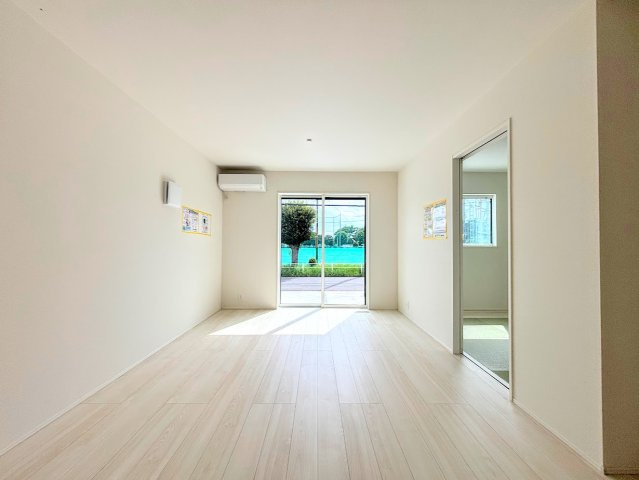 泉区下和泉3丁目　新築戸建てのその他|［モデルハウス］◆一家だんらんのスペースとなるＬＤＫ。窓から明るい光が差し込み、思わず家族の会話も弾む快適な空間。
