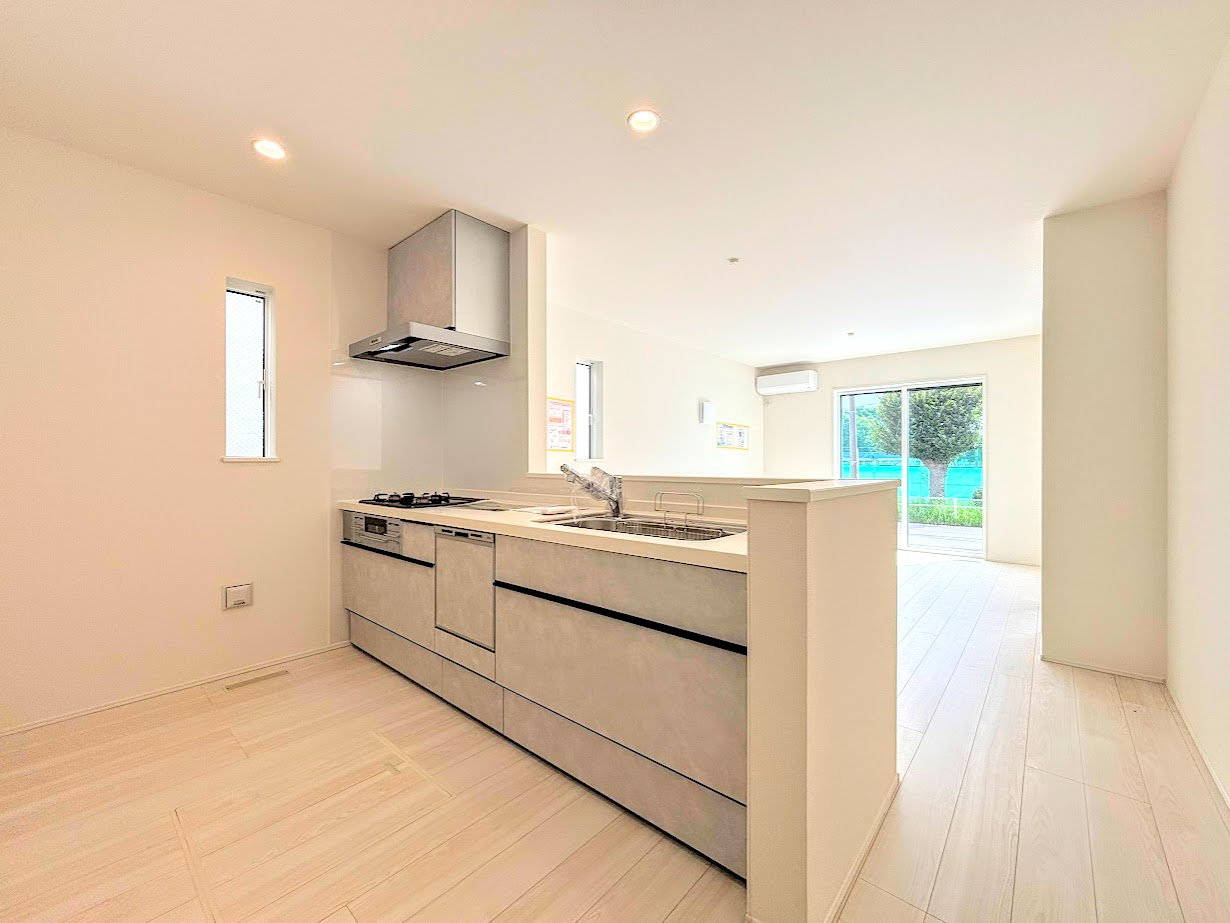 泉区下和泉3丁目　新築戸建てのその他|［モデルハウス］◆キッチンからダイニングやリビングが見渡せるキッチン。料理をしながら家族とコミュニケーションをとれるだけでなく、大きな開放感も得られることができます。
