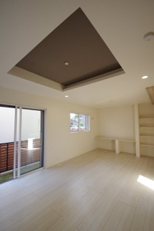 【居間・リビング】 | 【仲介手数料無料！！】府中市四谷4丁目　新築戸建て（全14棟）12号棟　4730万円 | 折り上げ天井