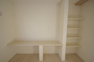 【収納】 | 【仲介手数料無料！！】府中市四谷4丁目　新築戸建て（全14棟）12号棟　4730万円 | ダイニングに収納とカウンターがあります。