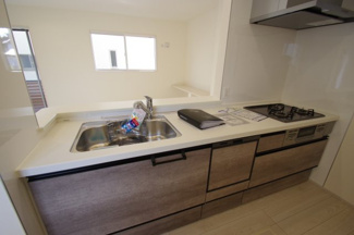 【キッチン】 | 【仲介手数料無料！！】府中市四谷4丁目　新築戸建て（全14棟）12号棟　4730万円 | 人造大理石トップ