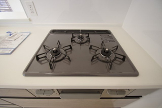 【キッチン】 | 【仲介手数料無料！！】府中市四谷4丁目　新築戸建て（全14棟）12号棟　4730万円 | 3口コンロ