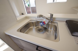 【キッチン】 | 【仲介手数料無料！！】府中市四谷4丁目　新築戸建て（全14棟）12号棟　4730万円 | 浄水器付き水栓