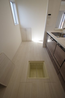 【キッチン】 | 【仲介手数料無料！！】府中市四谷4丁目　新築戸建て（全14棟）12号棟　4730万円 | 床下収納