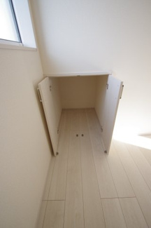 【キッチン】 | 【仲介手数料無料！！】府中市四谷4丁目　新築戸建て（全14棟）12号棟　4730万円 | キッチン内の階段下収納