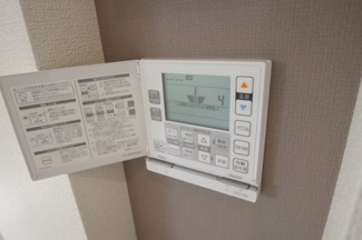 【発電・温水設備】 | 【仲介手数料無料！！】府中市四谷4丁目　新築戸建て（全14棟）12号棟　4730万円 | リビング、TESガス温水式床暖房