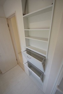 【収納】 | 【仲介手数料無料！！】府中市四谷4丁目　新築戸建て（全14棟）12号棟　4730万円 | 洗面所内の壁収納