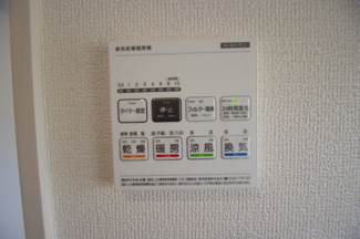 【冷暖房・空調設備】 | 【仲介手数料無料！！】府中市四谷4丁目　新築戸建て（全14棟）12号棟　4730万円 | 浴室暖房・乾燥・換気・涼風