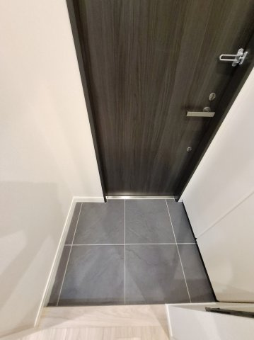 ホワイトガーデン西宮中島町の玄関