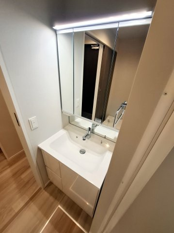 ホワイトガーデン西宮中島町の独立洗面台