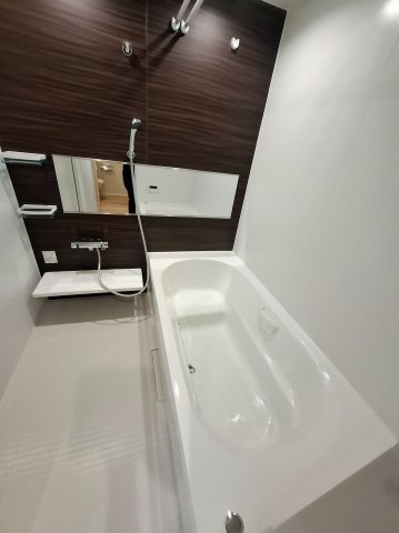 ホワイトガーデン西宮中島町の浴室