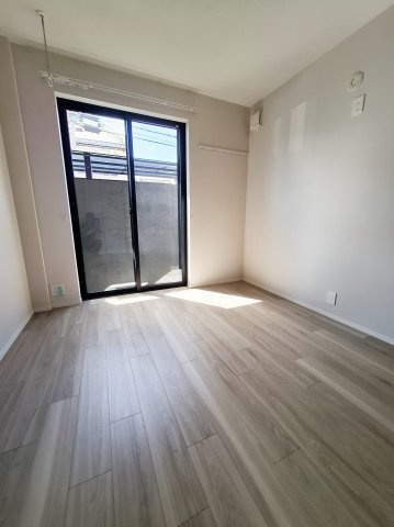 ホワイトガーデン西宮中島町の居間・リビング