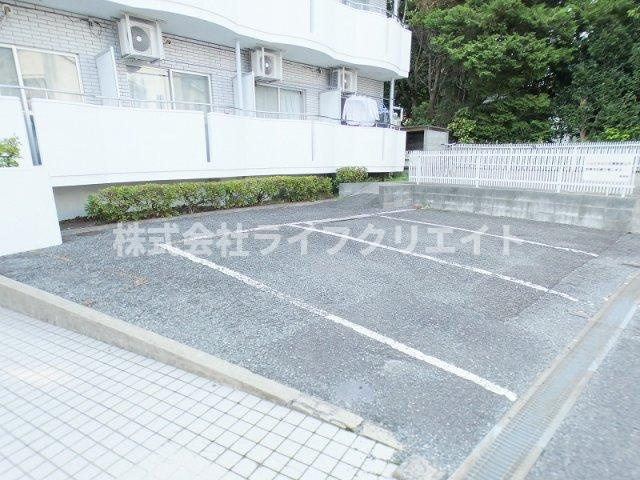 コーポサーザンヒルA棟の駐車場