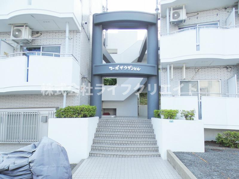 コーポサーザンヒルA棟のエントランス
