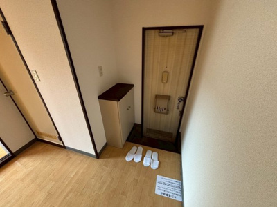【玄関】 | かすみコーポ | ※同タイプのお部屋の写真ですので実際とは異なります