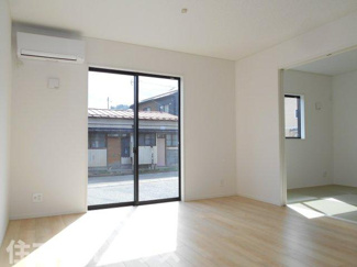 【居間・リビング】 | 二本松市竹田2丁目新築一戸建て5棟 | こちらのリビングで趣味の時間をお楽しみください