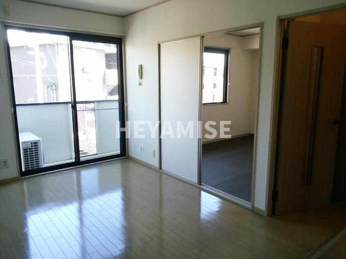 ロイヤルガーデン須田ノ木E棟の居間・リビング