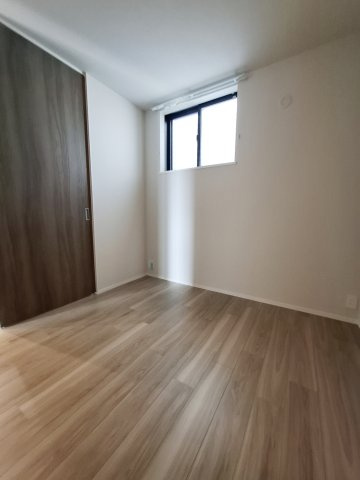 ホワイトガーデン西宮中島町の洋室