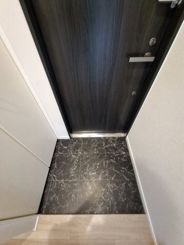 ホワイトガーデン西宮中島町の玄関