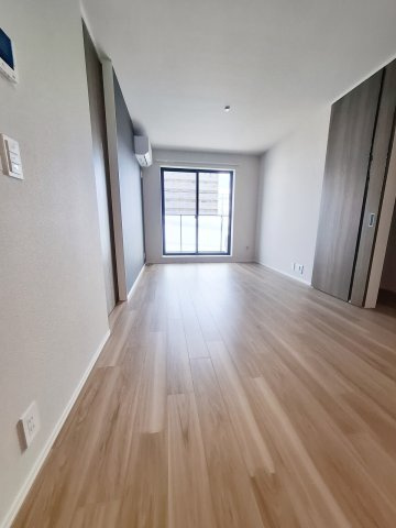 ホワイトガーデン西宮中島町の居間・リビング