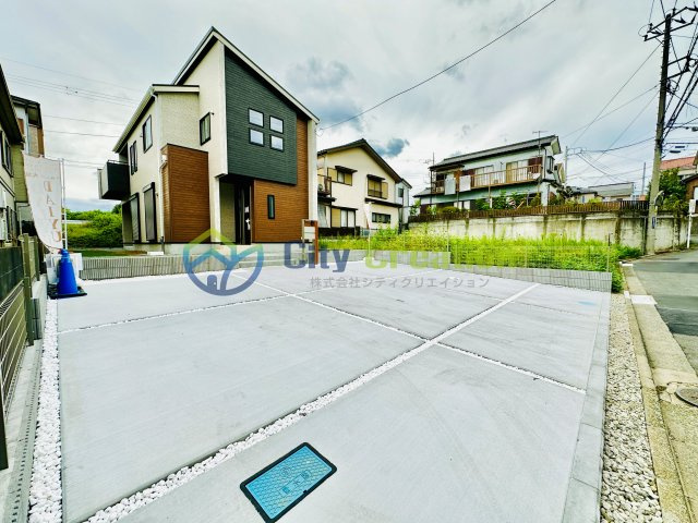 平塚市南原3丁目　新築戸建の駐車場