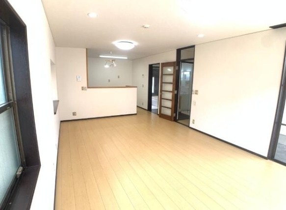 東金市日吉台2　中古戸建の居間・リビング|内外装リフォーム済み令和7年9月レイクサイド分譲地内上下水都市ガス駐車3台可能  ローソン徒歩約6分