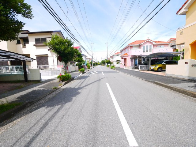 東金市日吉台2　中古戸建の前面道路含む現地写真|内外装リフォーム済み令和7年9月レイクサイド分譲地内上下水都市ガス駐車3台可能  ローソン徒歩約6分