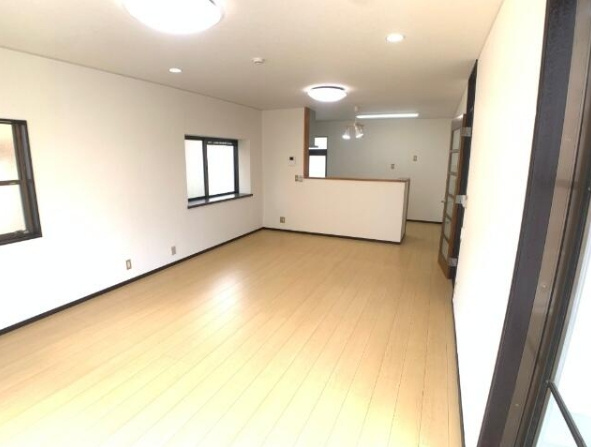 東金市日吉台2　中古戸建の居間・リビング|内外装リフォーム済み令和7年9月レイクサイド分譲地内上下水都市ガス駐車3台可能  ローソン徒歩約6分