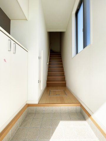 クラヴィエ沖洲　Ⅱ番館の玄関