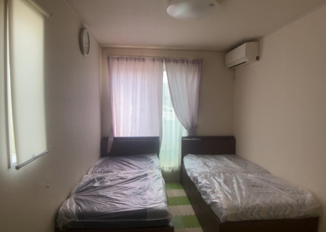 【寝室】 | 寝室でゆっくりと過ごすためにはベッド周りの適度な空間を担保することや窓の位置、照明の明るさ、寝室の広さなどを考える必要があります。自身や家族の構成とライフスタイルに併せて寝室にする部屋を選びましょう！