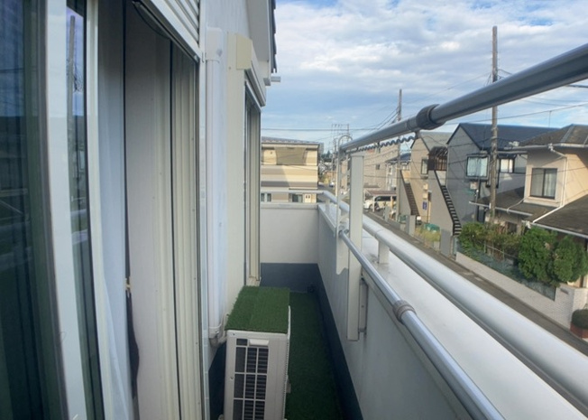 【バルコニー】 | バルコニーは、室外の専用スペースのうち、「屋根がなく開放された空間」であるものを指します。ベランダより広いタイプのものが多く、日当たりもよいため家庭菜園などを楽しみたい人にとって適した環境となります。