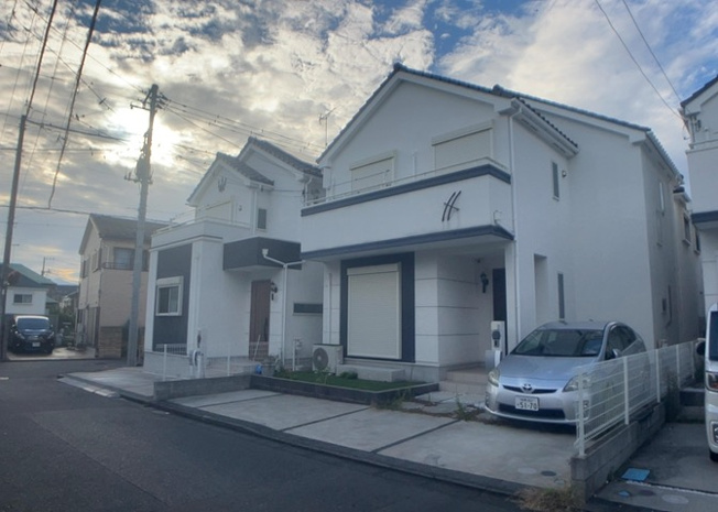 【前面道路含む現地写真】 | 住宅用の土地では前面道路に2m以上接していなければならないと法律で定められています。しかし、お持ちの車のサイズやライフスタイルなどにより、2mでは利便が悪い場合もございますので、事前に確認しましょう。