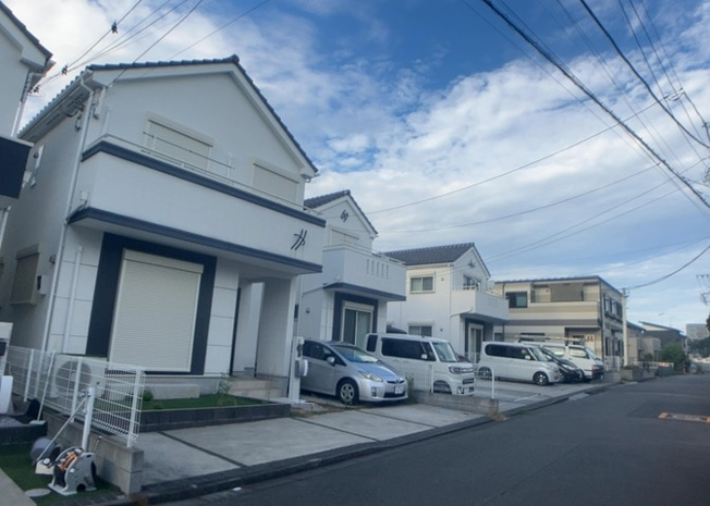 【前面道路含む現地写真】 | お持ちの車種によっては前面道路が広い方が便利でしょう。しかし、前面道路が広ければその分交通量が多くなるため、騒音などが気になる場合があります。実際に現地を見学し、周辺交通量や騒音などを確認しましょう！