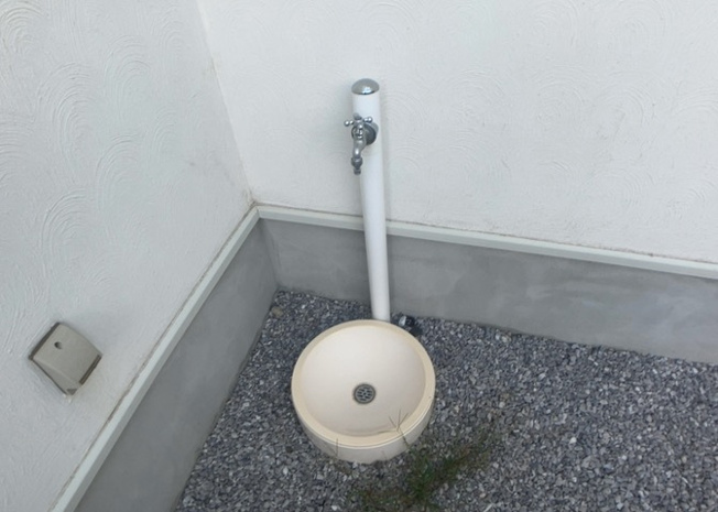 【設備】 | 敷地内に散水栓や立水栓があると便利です。水道水を直接利用できるため、水を運ぶ手間を省くことが出来ます。大量の水を必要とする洗車作業や清掃などに役立ちます。その他設備とあわせて、現地でご確認ください。
