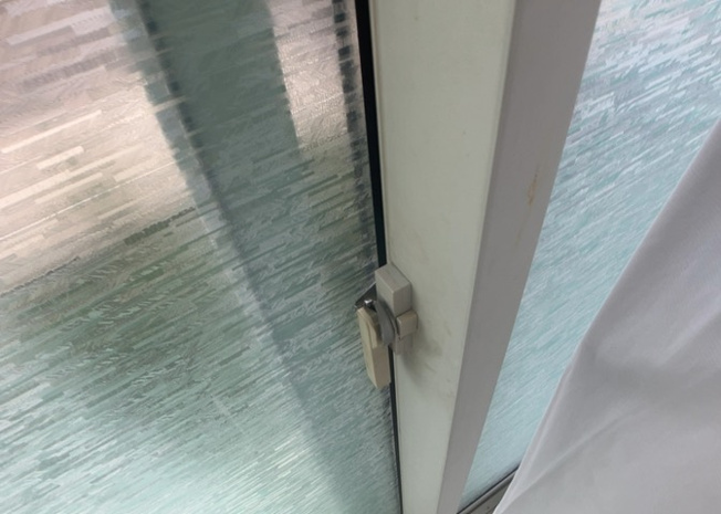 【内装】 | サッシは、ガラス窓に使用される金属製の窓枠です。一般的に住宅建築では、金属製建具工事の段階でガラス類・玄関などと同時に設置されます。種類や構造により断熱性能や遮音性能が異なるので現地でご確認ください。