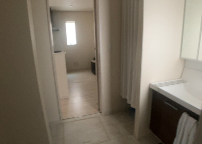 【脱衣所】 | 多くの戸建て住宅で見かける洗面脱衣所は、洗面台と洗濯機が2畳ほどのスペースに並べられていて、洗面所が脱衣所を兼ね備えている間取りが一般的です。お客様が利用することもある、パブリックな空間でもあります。