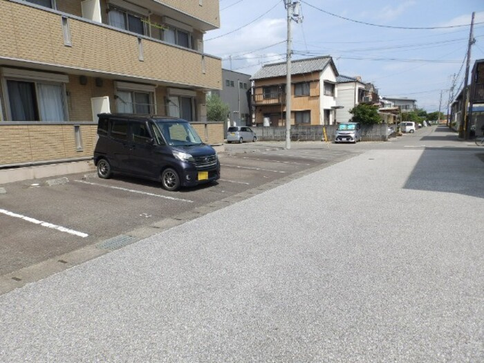 ブリッジ杉井流の駐車場|南側駐車場