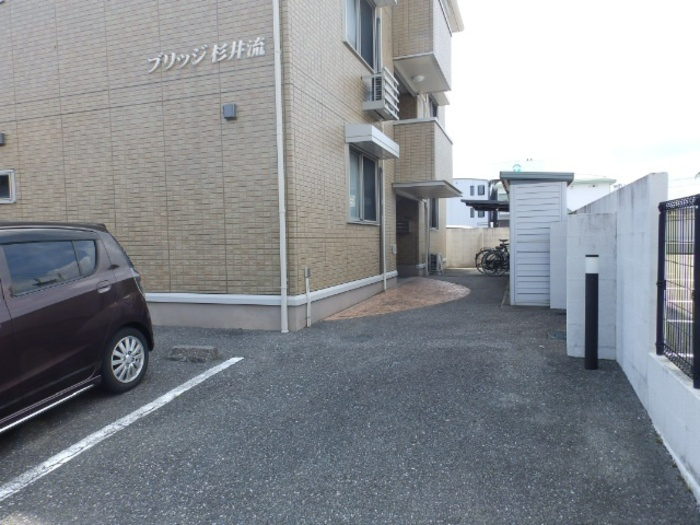 ブリッジ杉井流の駐車場|北側通路