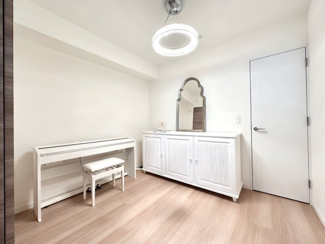 アトラスタワー本郷駅前の洋室