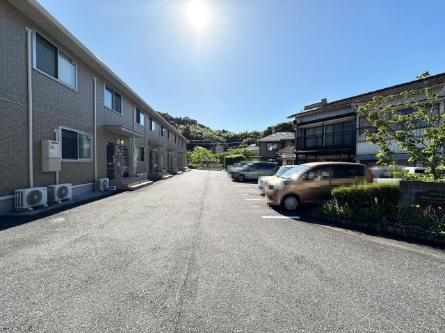 福井ガーデンハイツ A棟の駐車場