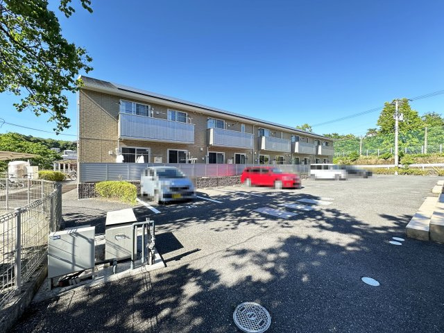 福井ガーデンハイツ B棟の駐車場