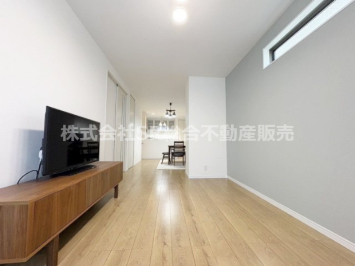 稲葉1丁目　中古戸建の居間・リビング|開放的なリビングです♪