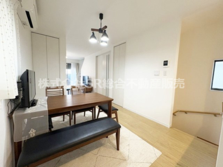 稲葉1丁目　中古戸建の居間・リビング|ご家族と毎日顔を合わせられる造りです！