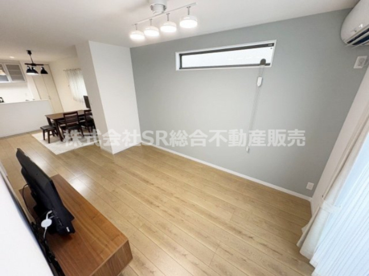 稲葉1丁目　中古戸建の居間・リビング|リビングは18帖と広く、ご家族でゆったりとお過ごしいただけます！冬場に重宝する床暖房付きで、リビング全体暖めることができます！