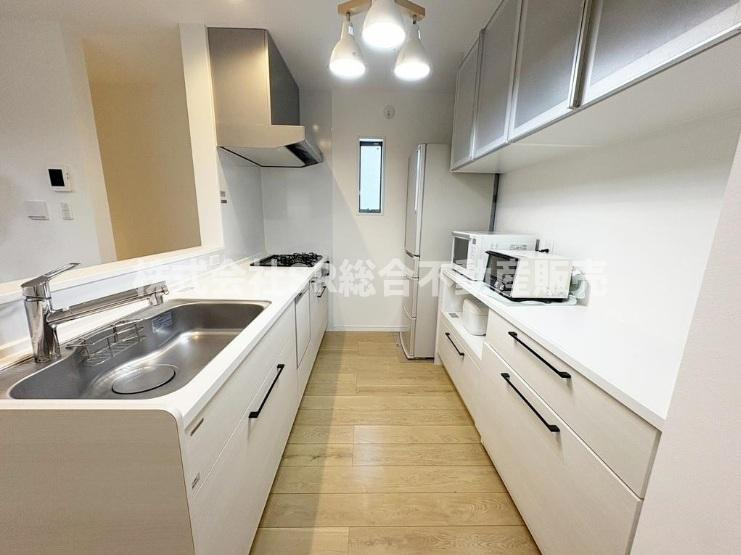 稲葉1丁目　中古戸建のキッチン|キッチンは人気の高いカウンターキッチンで、ご家族の様子を見ながらお料理ができ、設備も整っており、快適に使えます！